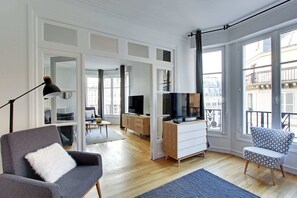 Smart-TV, DVD-Player, Bücher