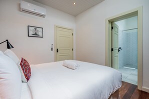 Shower, hair dryer, towels, shampoo - w* | Refined 2BR in Casco Viejo (Panamá)