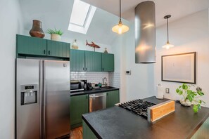 Coffee/tea maker, fridge, microwave, oven - w* | Refined 2BR in Casco Viejo (Panamá)