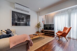 TV, offices - w* | Refined 2BR in Casco Viejo (Panamá)