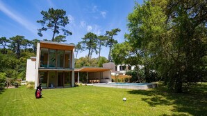 A modern two-story house with a swimming pool, a covered patio, and a well-maintained lawn. - Villa Maupiti Avec Piscine Chauffée (HOSSEGOR)