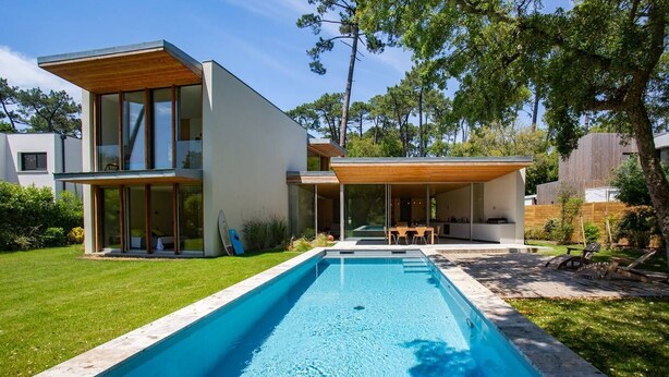 A modern two-story house with a swimming pool in the backyard. - Villa Maupiti Avec Piscine Chauffée (HOSSEGOR)