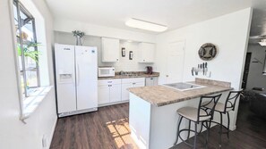 Refrigerador, microondas, horno y parrilla de estufa