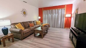 Televisión, chimenea y oficina