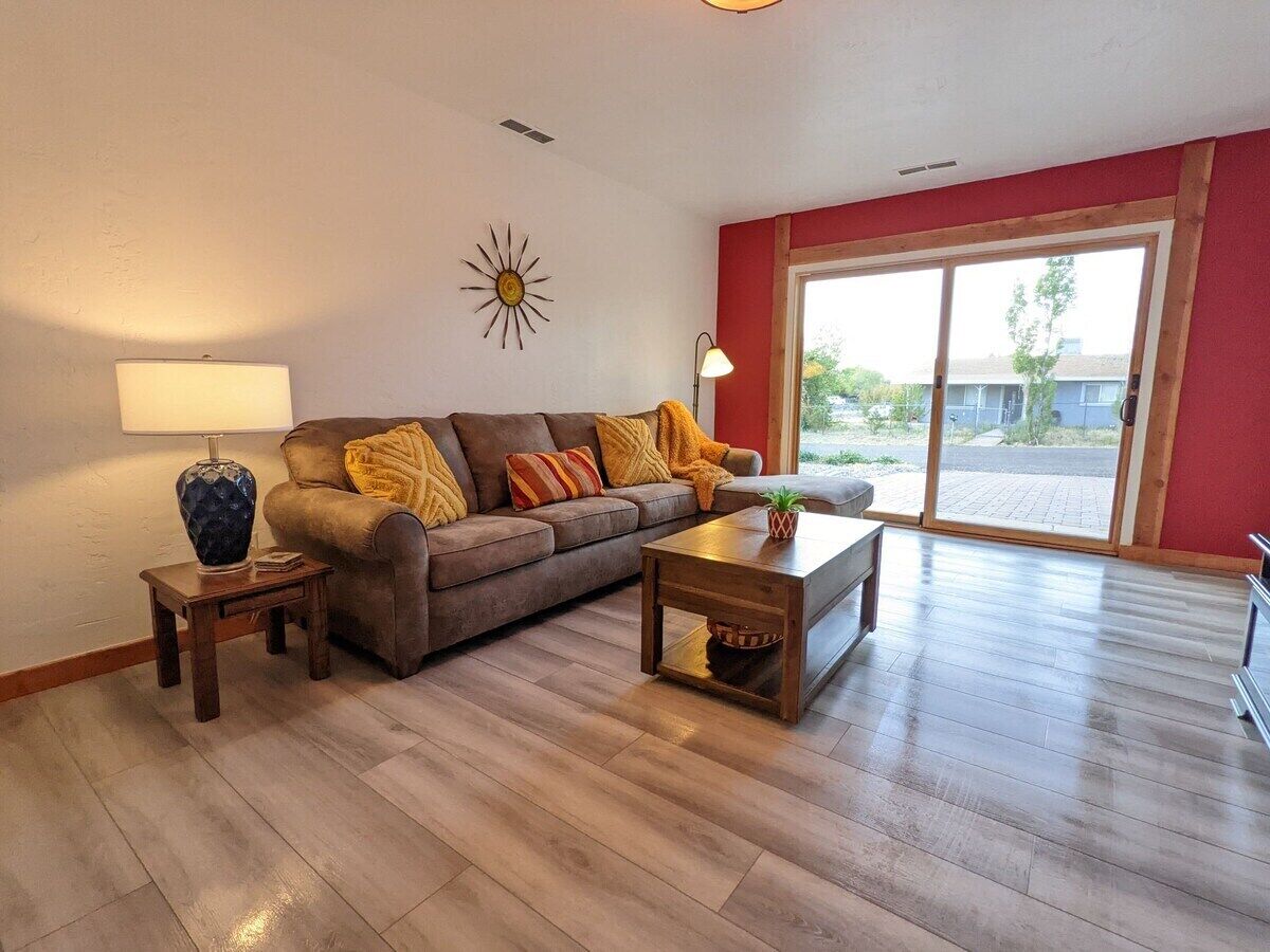 Télévision, cheminée, espaces bureaux