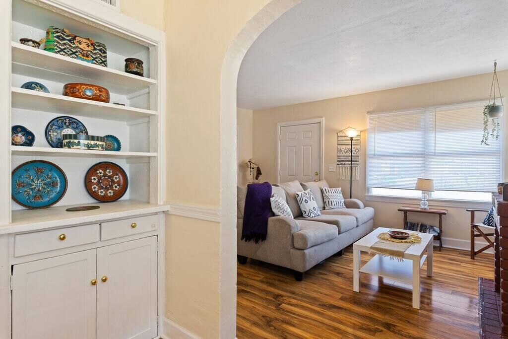 Televisión, chimenea y libros 