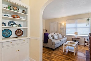 Fernseher, Kamin, Bücher