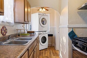 Refrigerador con congelador, microondas, horno y parrilla de estufa 