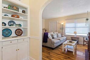 Televisión, chimenea y libros 