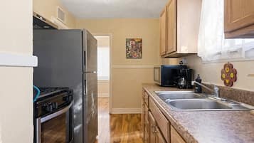 Full-sized fridge, microwave, oven, stovetop