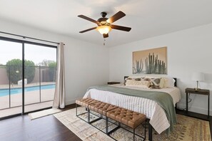 3 室のベッドルーム、デスク、アイロン / アイロン台、旅行用ベビーベッド