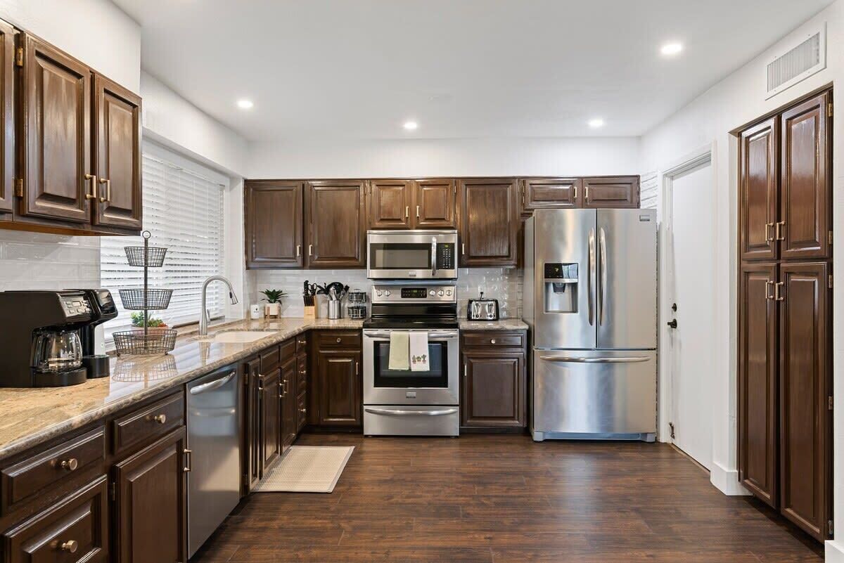 Fridge, microwave, stovetop, dishwasher