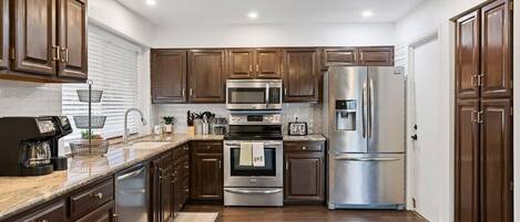 Refrigerador, microondas, parrilla de estufa y lavavajillas