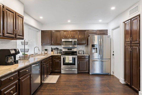 Fridge, microwave, stovetop, dishwasher