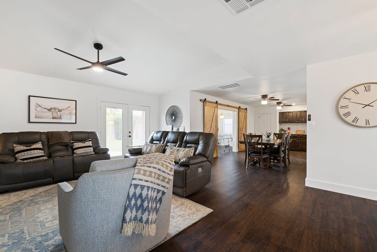 Televisión y oficina 