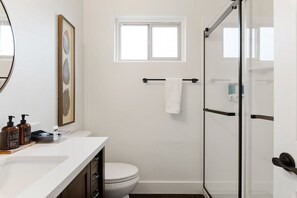Douche, sèche-cheveux, serviettes fournies, shampoing