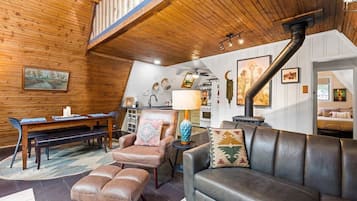 Fernseher, Kamin, BĂŒcher