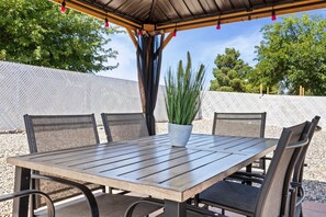 Outdoor dining - Affordable Peaceful Pet-Friendly Fun Game Room (Cottonwood)