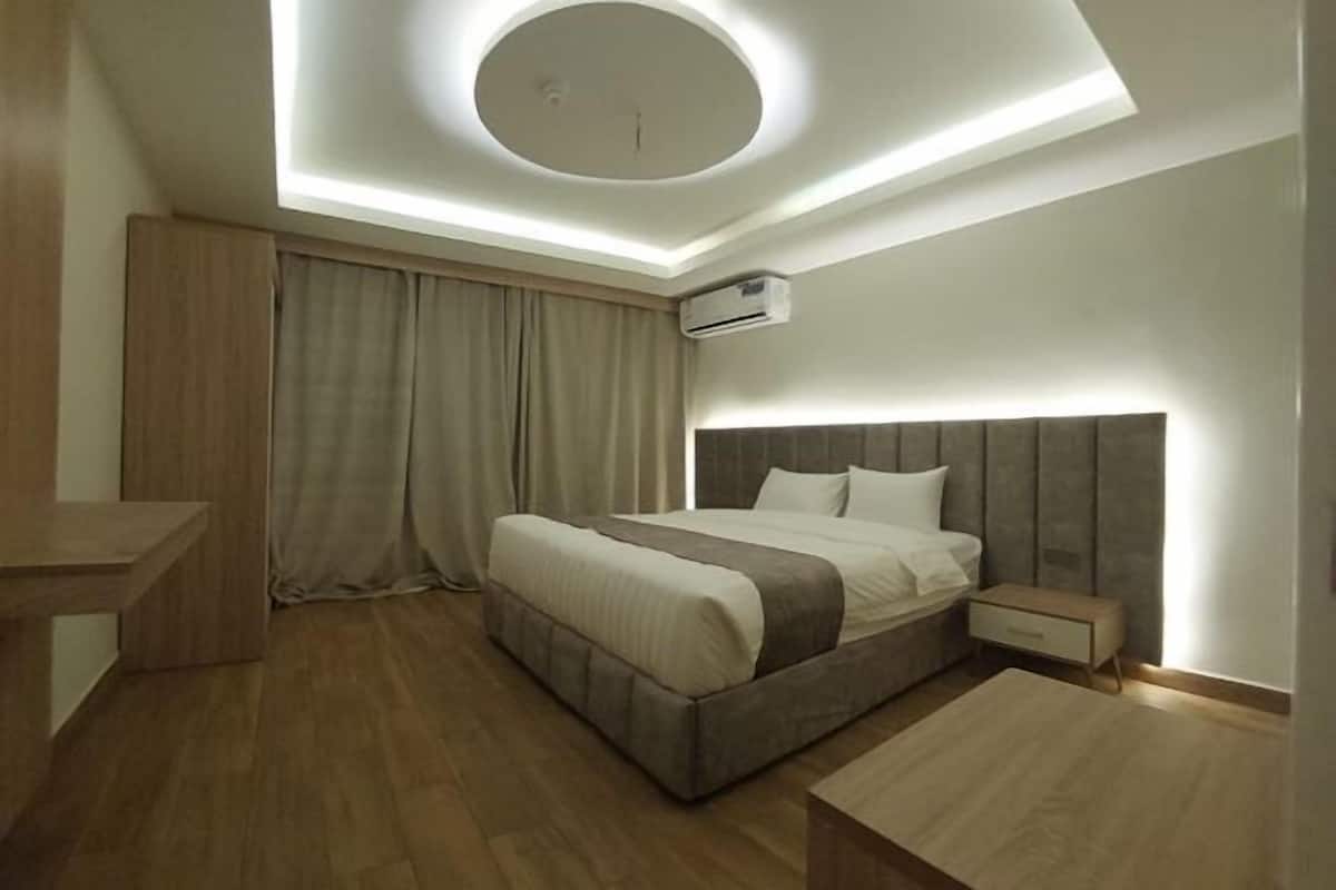 Minibar, free WiFi, bed sheets