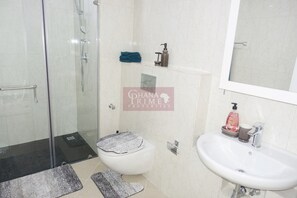 Luxury Apartment | Bathroom | Shower, free toiletries, towels, soap - The Ivy (Accra)