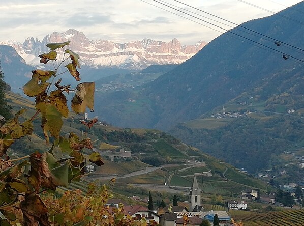 A mountainous landscape with vineyards, a church, and a small settlement. - La Briosa (Bolzano)