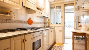 Frigorifero, forno, piano cottura, lavastoviglie