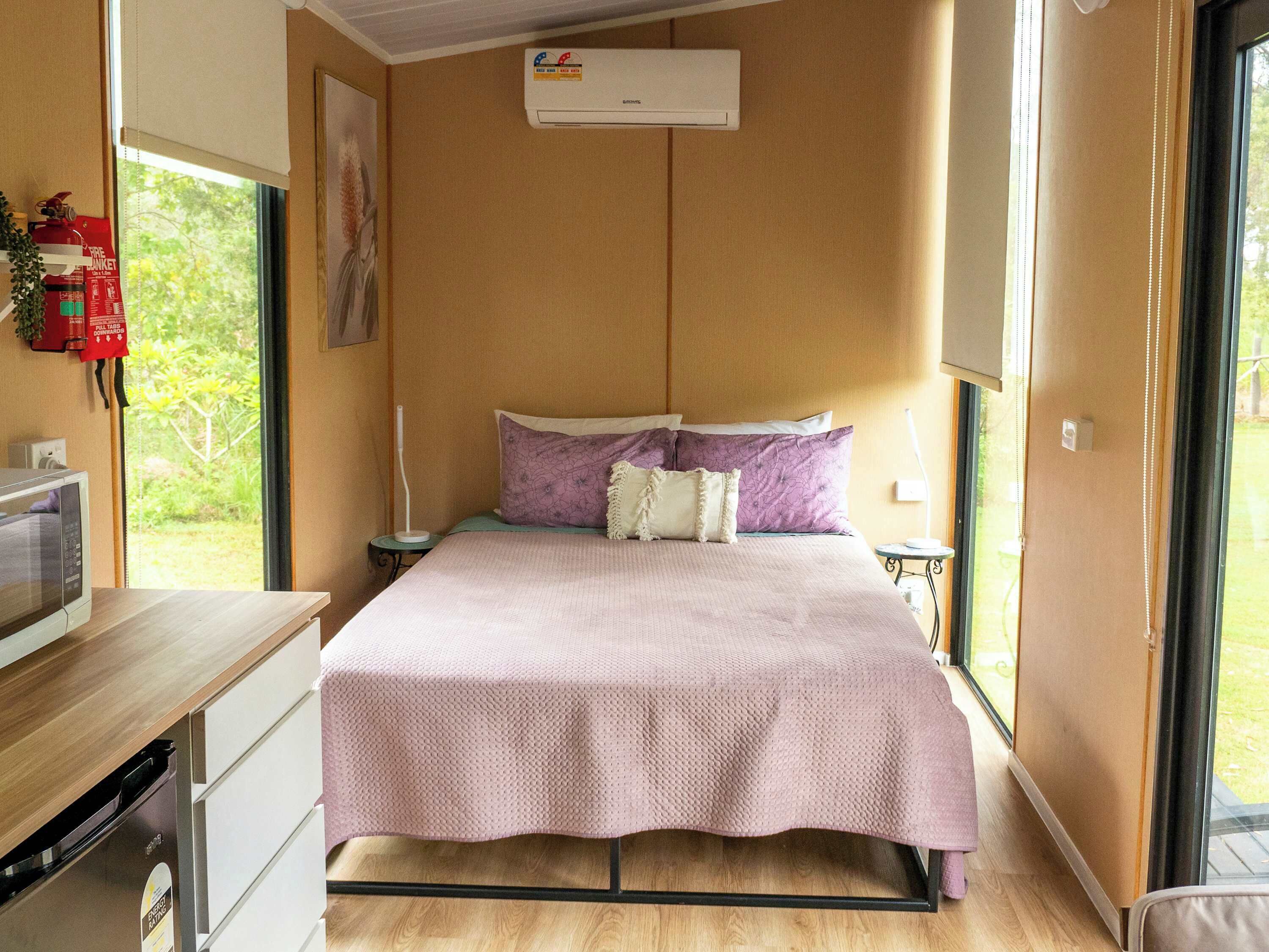 1 bedroom, bed sheets