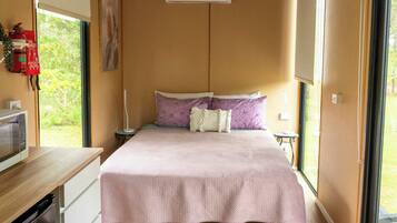 1 bedroom, bed sheets
