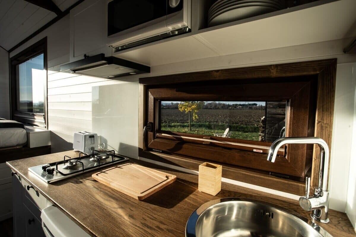 Réfrigérateur, micro-ondes, plaque de cuisson, grille-pain