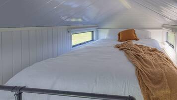 1 bedroom, bed sheets