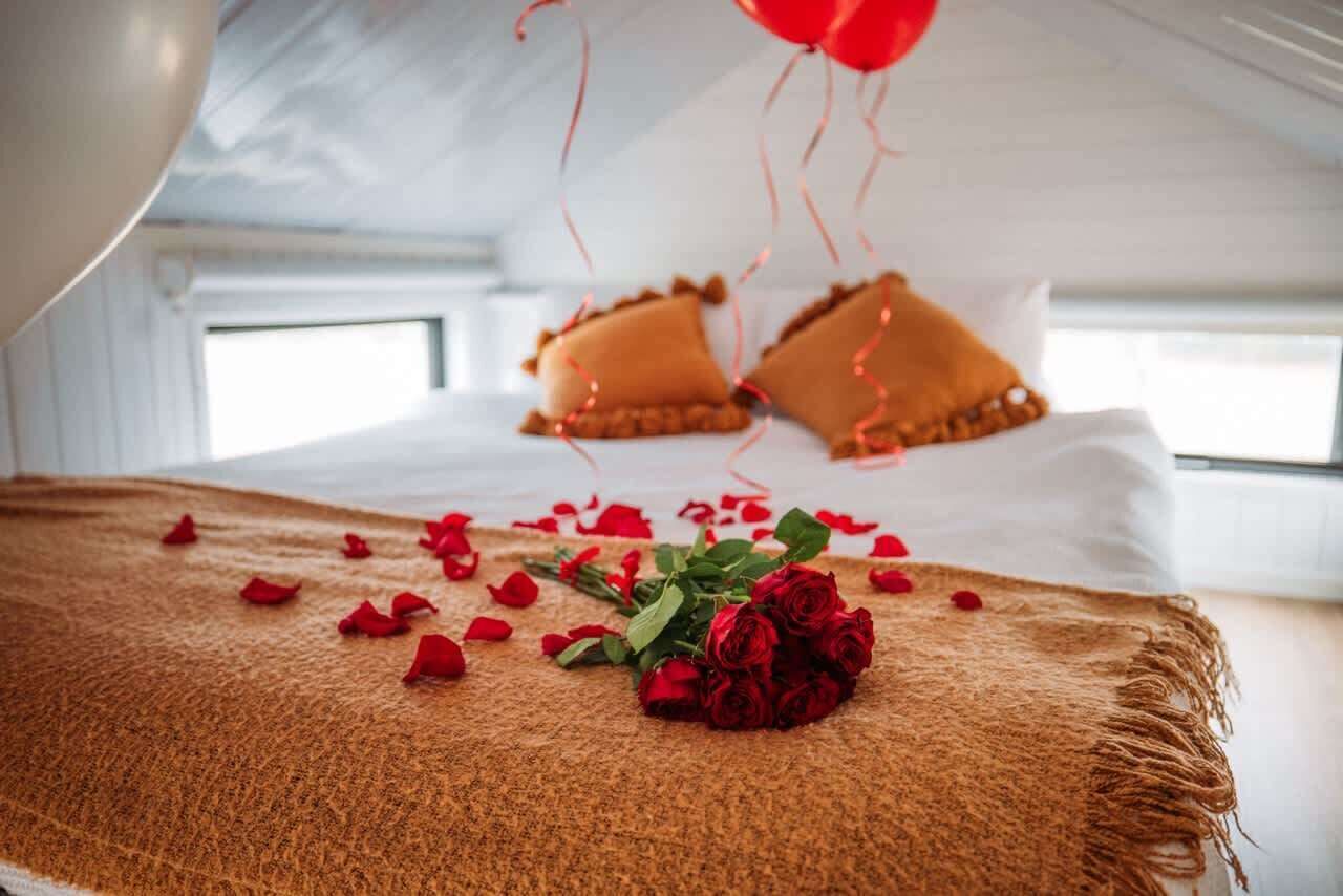 1 bedroom, bed sheets