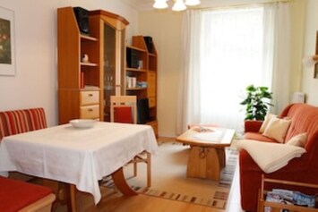 Wohnzimmer mit Balkon Ferienwohnung 1