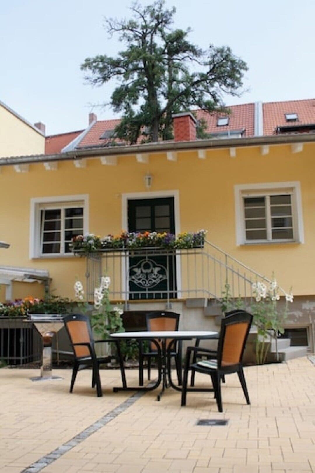 Innenhof mit Sitzgelegenheit und Grill