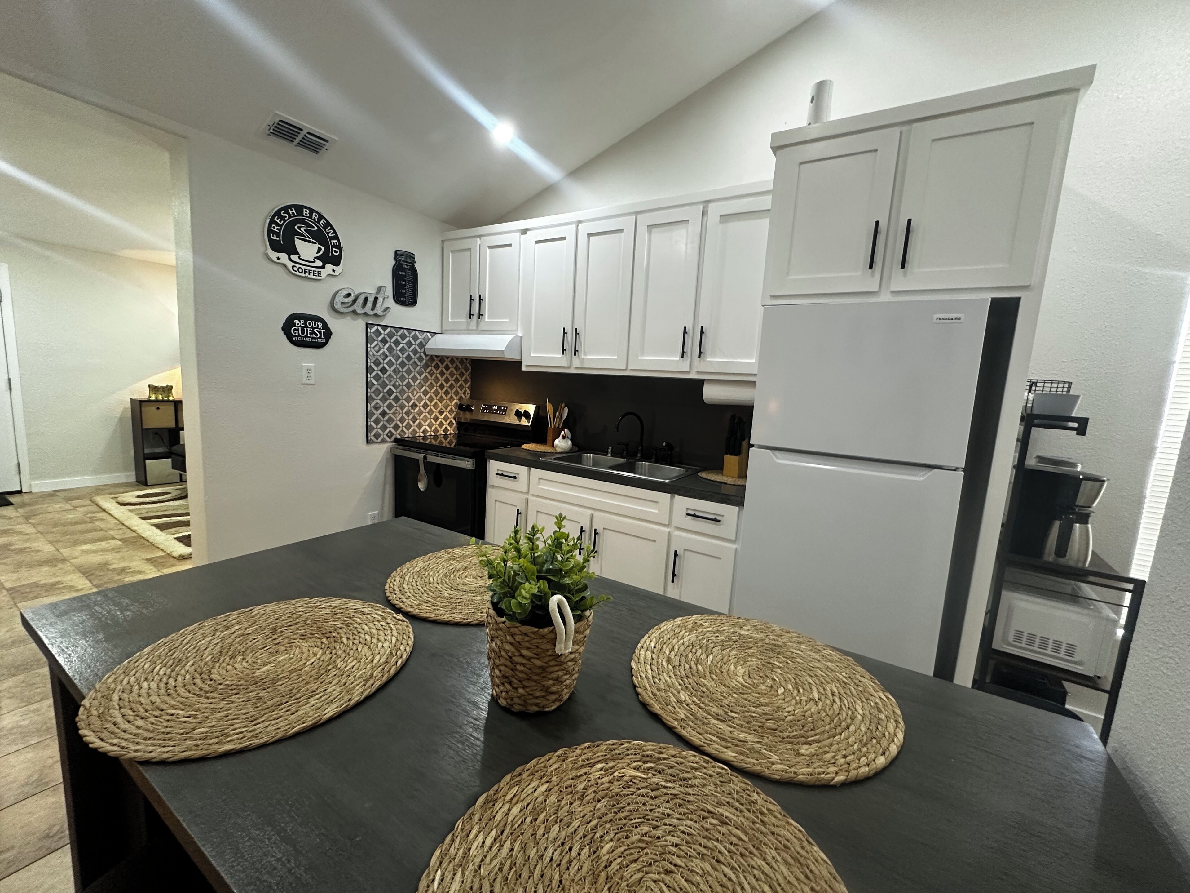 Full-size fridge, microwave, oven, stovetop