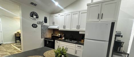 Refrigerador con congelador, microondas, horno y parrilla de estufa