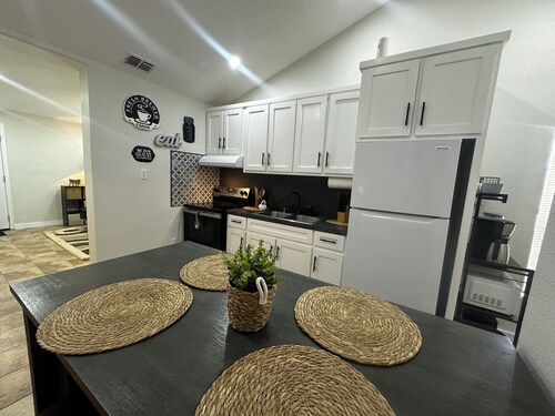 Orange Grove Duplex: 2 Bedroom -1Bath -Kitchenette