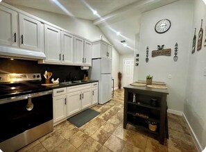 Réfrigérateur grande capacité avec congélateur, four à micro-ondes