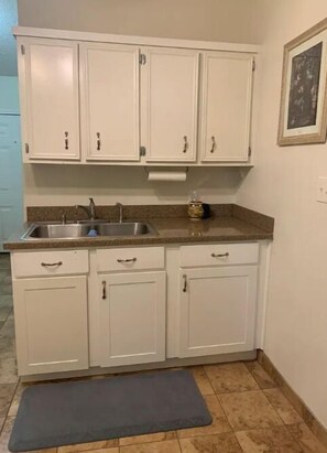 Großer Kühlschrank, Küchenrolle