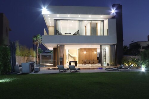 villa modern avec piscine chauffée