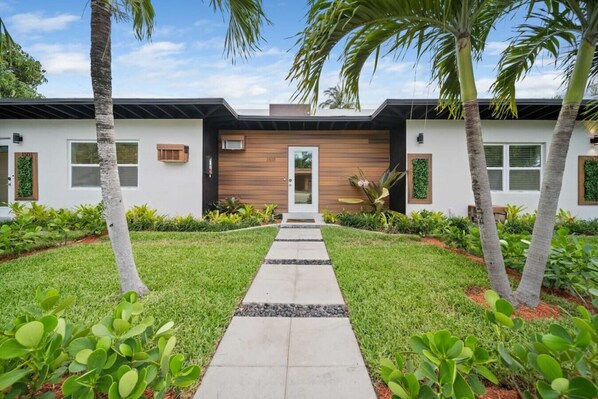 Exterior - Tropical Oasis Newly Renovated Near Las Olas Beach (Fort Lauderdale)