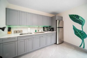 Réfrigérateur, micro-ondes, four, plaque de cuisson