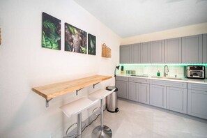 Fridge, microwave, oven, stovetop - Tropical Oasis Newly Renovated Near Las Olas Beach (Fort Lauderdale)