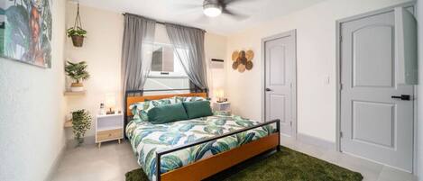 1 slaapkamer, een bureau, een strijkplank/strijkijzer, reisbedje