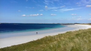 بالقرب من الشاطئ، كراسي للتشمس