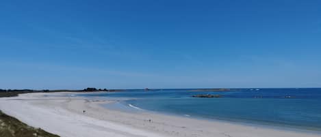 Vlak bij het strand, ligstoelen aan het strand