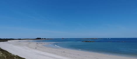 Una playa cerca, sillas reclinables de playa