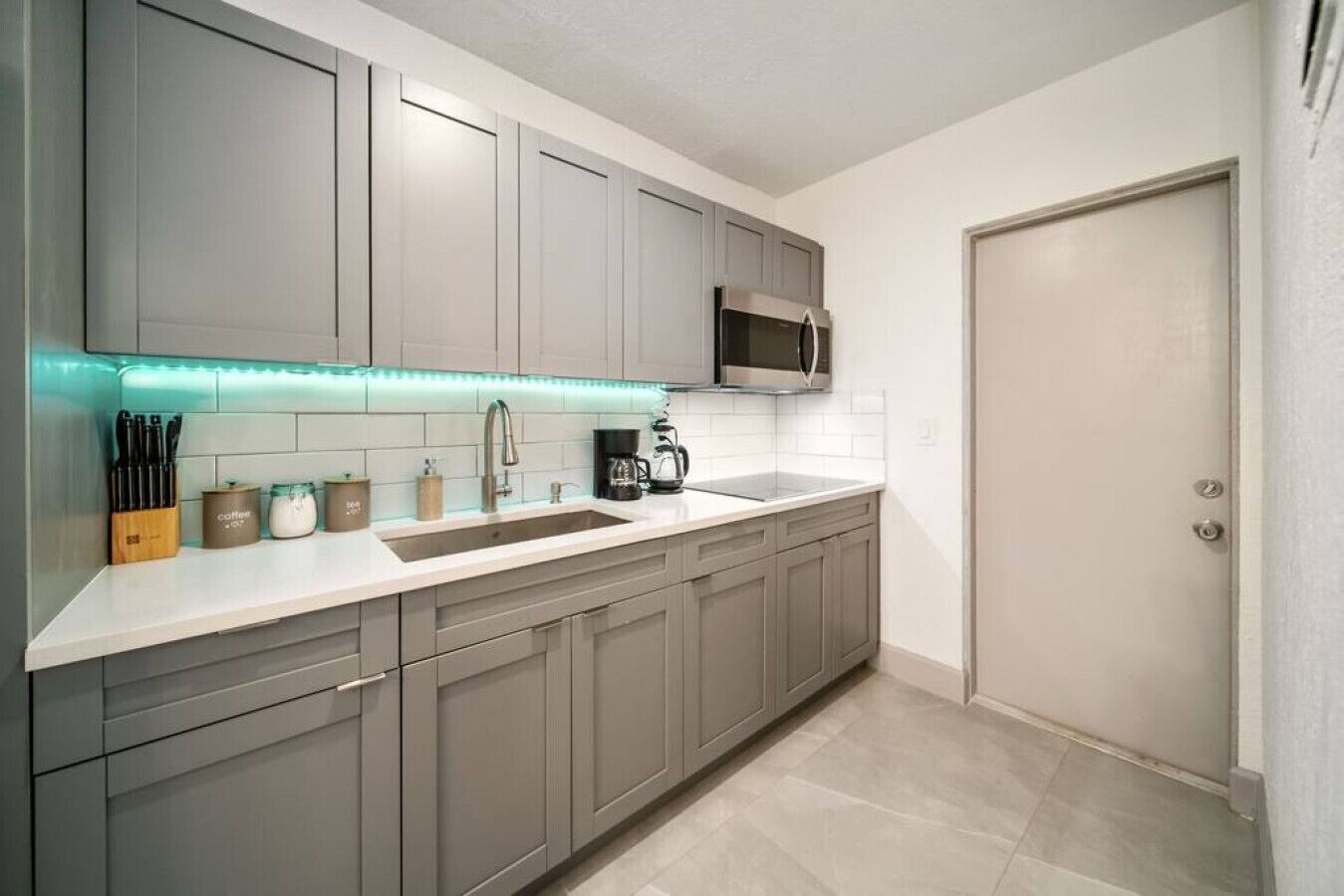 Kylskåp, mikrovågsugn, ugn och spishäll