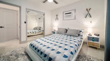 1 habitación, escritorio, tabla de planchar con plancha y cuna de viaje