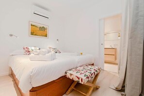 1 chambre, coffre-fort, fer et planche à repasser