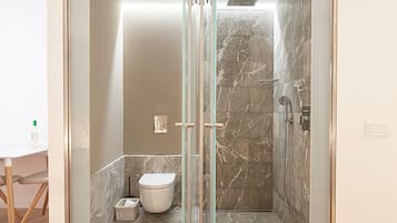 Een douche, een haardroger, handdoeken, zeep